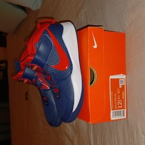 Nike Team Hustle D9 Navy blue and red size 12.5 pre-school boys sneakers